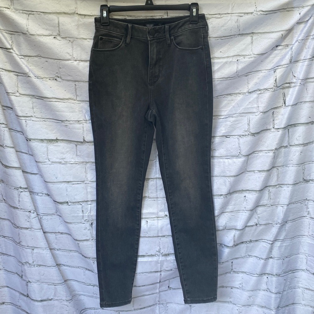 NWOT Simply Vera Wang black stretch faded slim high waisted jeans. Size 4.